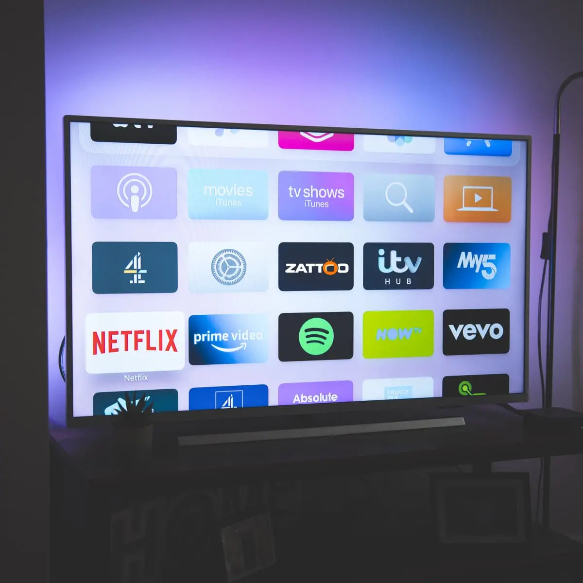 Ein Mann streamt TV via Zattoo auf einem Smart-TV