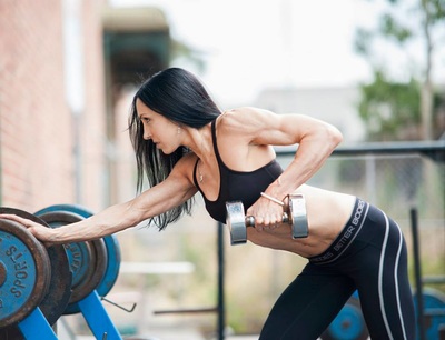 Simone Collins doing dumbbell rows