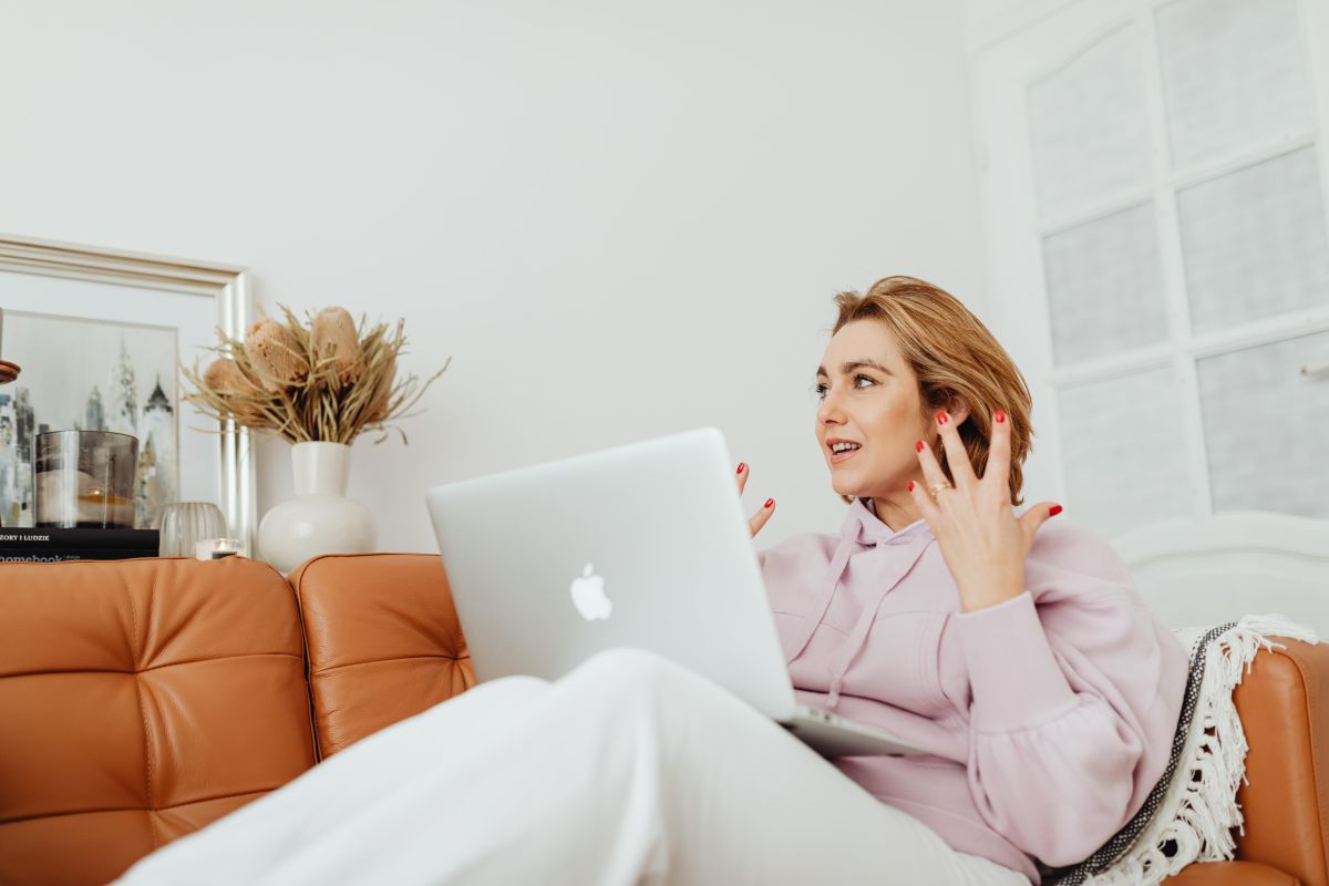 awomanonaconferencecall