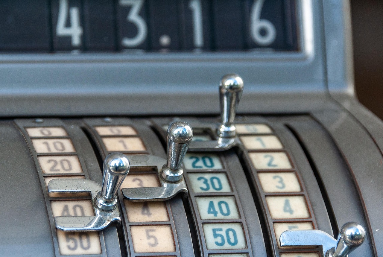 cashbox-7274369 1280