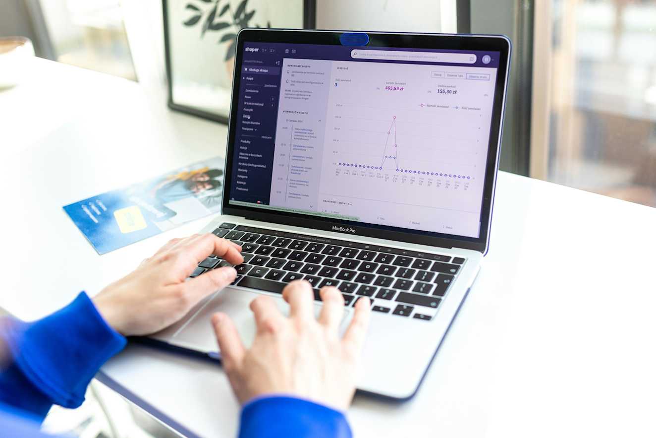 shoper-KOSMqOkwpbE-unsplash