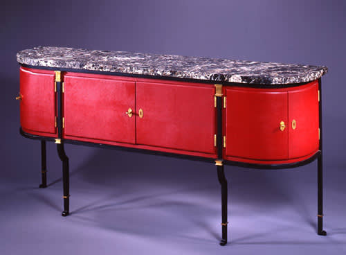 Paul dupr   lafon meuble d   appui    ossature en fer noirci  recouvert de cuir rouge herm  s avec plateau en marbre levant