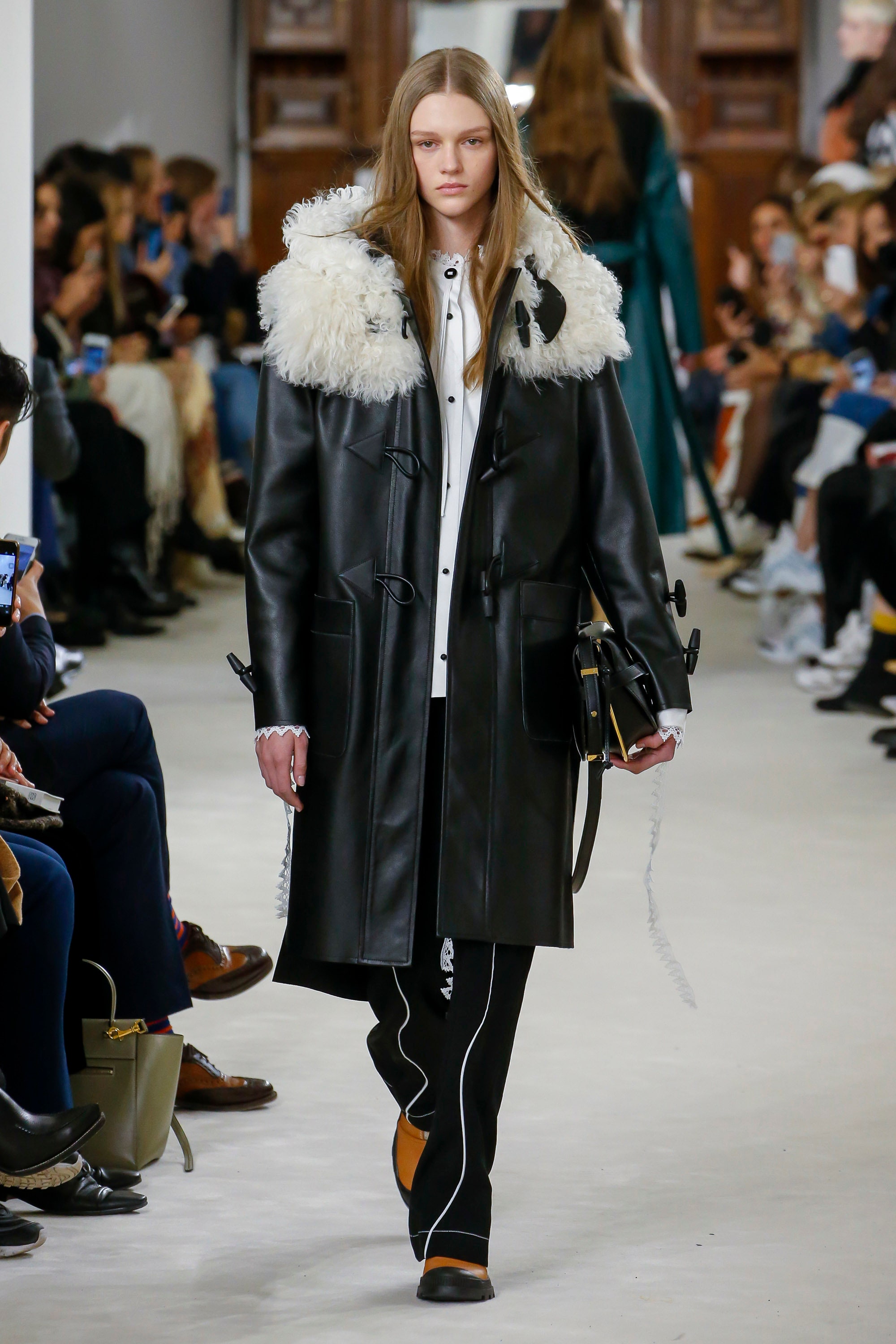 Loewe F/W 2018 - Minnie Muse