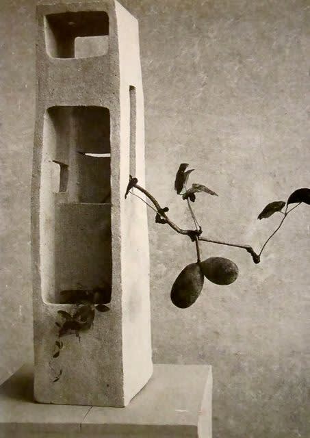  Isamu Noguchi, Lonely Tower Ikebana 