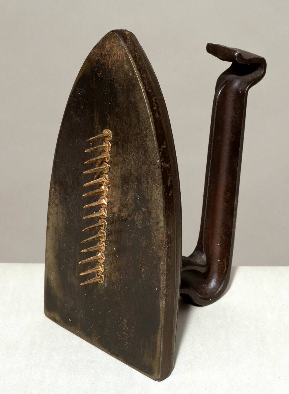 Man ray  cadeau  1921