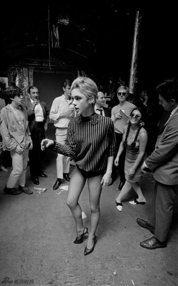Edie sedgwick dancing at andy warhol s party by bob adelman  1965