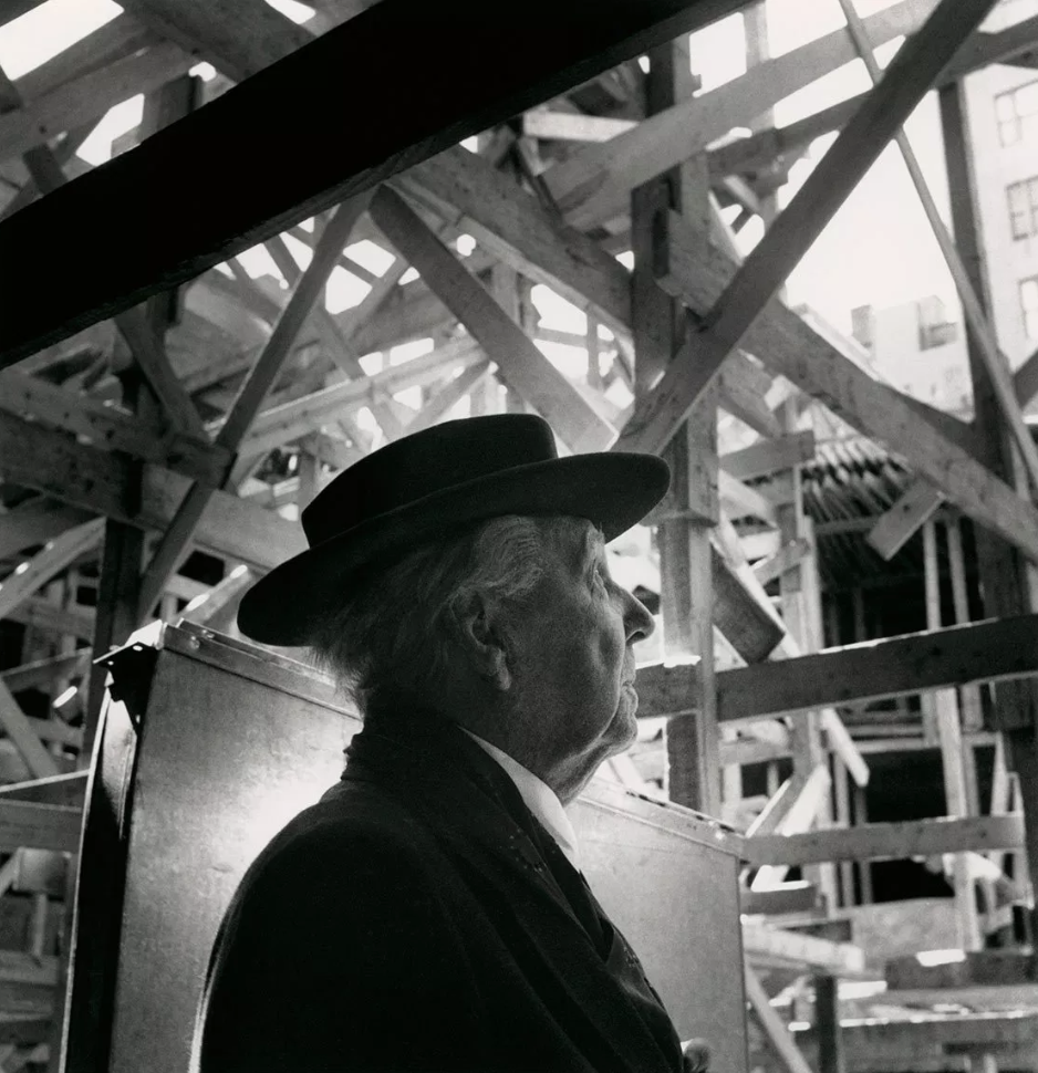  Frank Lloyd Wright , Solomon R. Guggenheim Museum during construction, New York, 1957 