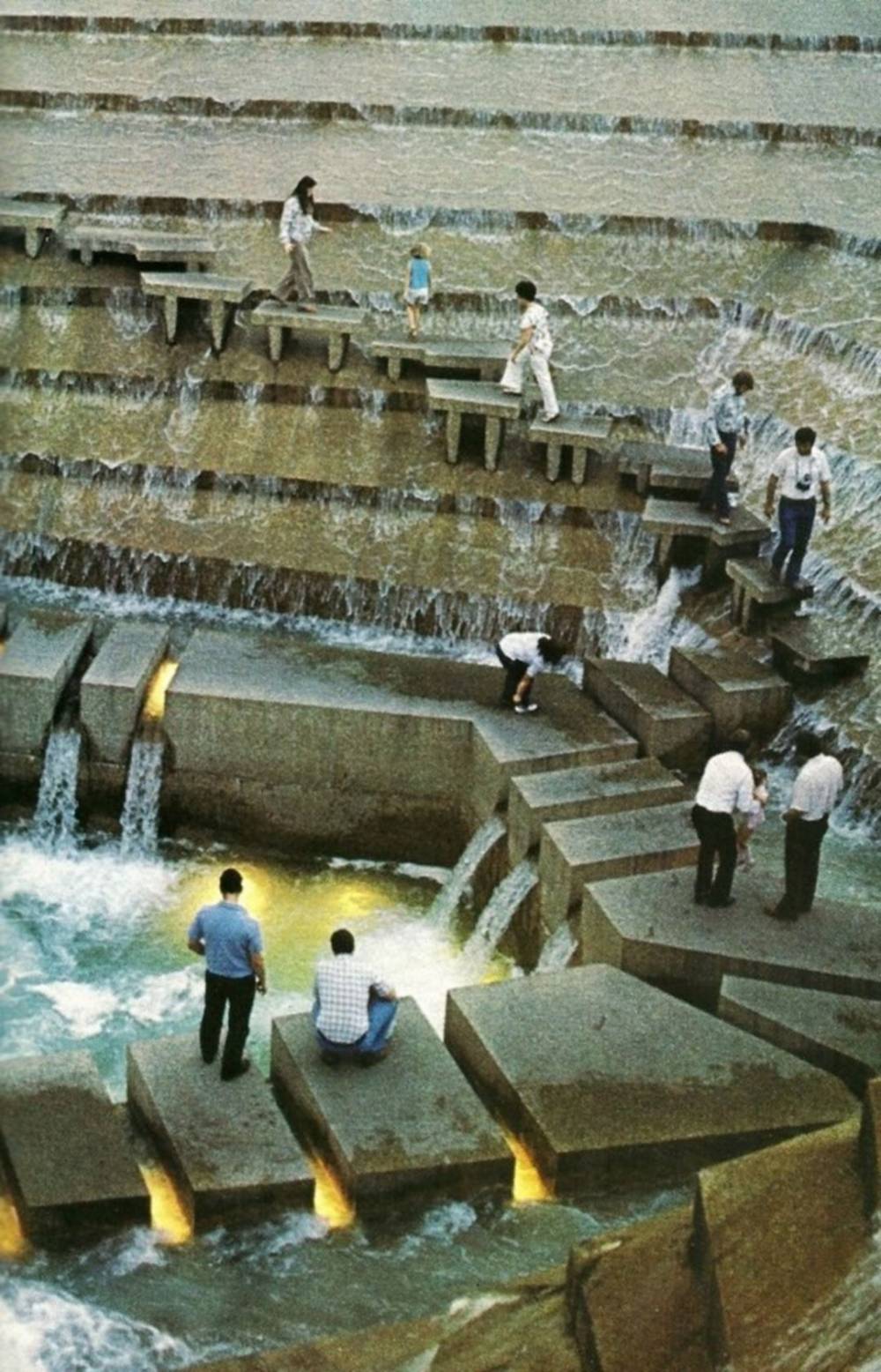  Philip Johnson , Water Gardens, Fort Worth, Texas, 1974  