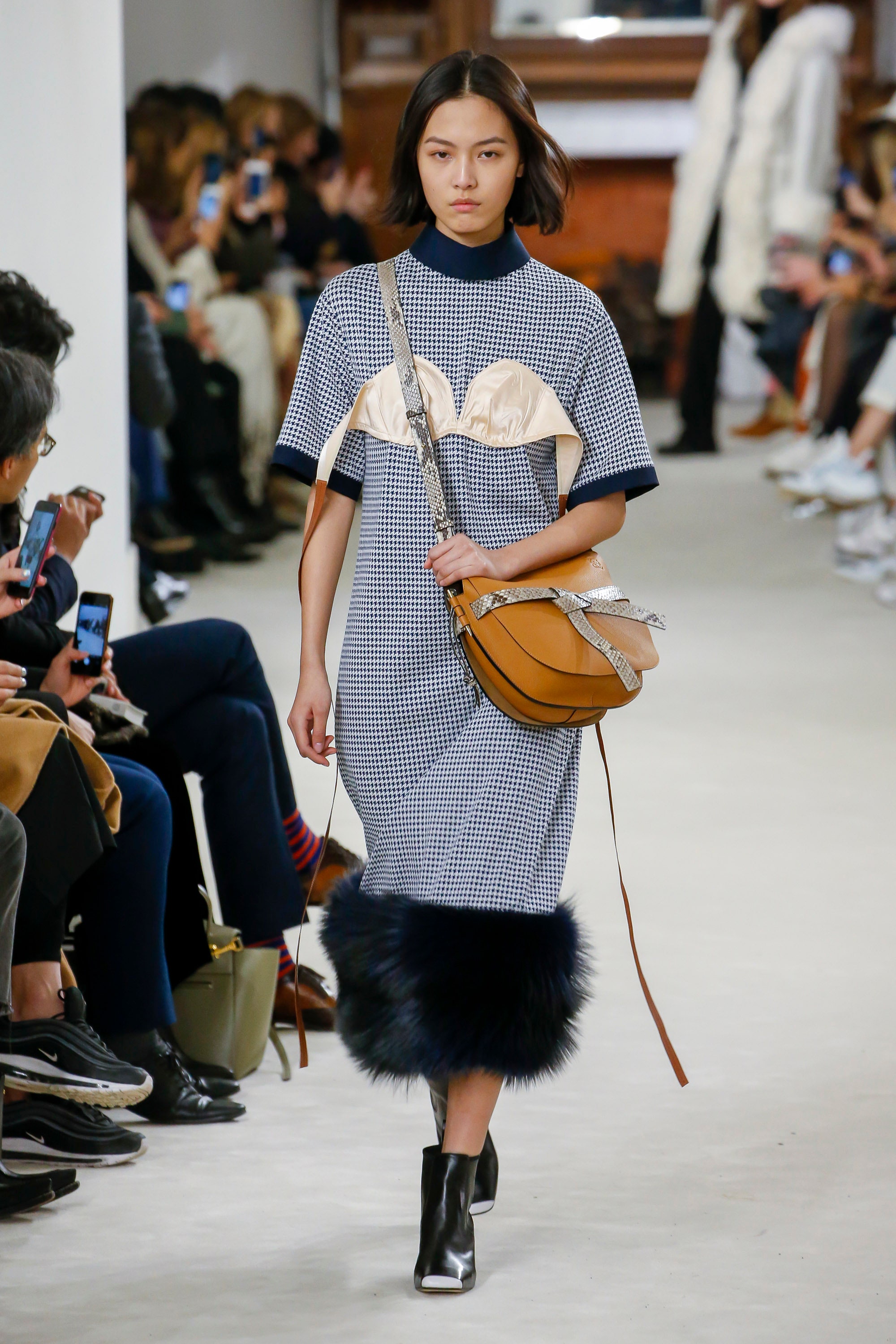 Loewe F/W 2018 - Minnie Muse