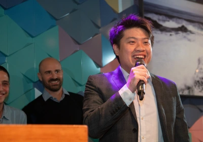 Stanford Yeung accepting an award at the MAXIS MeetUp in Rotterdam, 2023