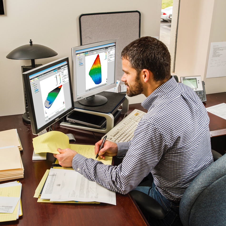 Un agricultor o contratista de movimientos de tierra utiliza el software de diseño WM-Form para planificar sus proyectos de modelado del terreno.