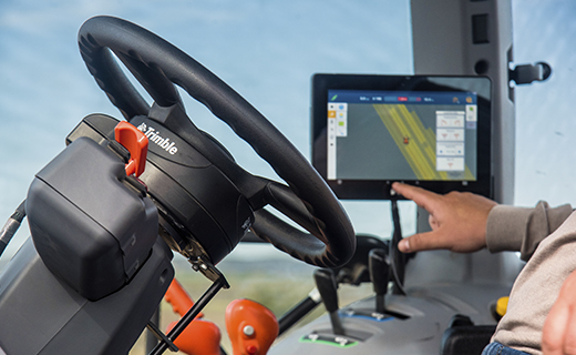 Un agricultor utiliza el sistema de dirección Trimble EZ-Pilot con su pantalla GFX en España para mejorar la exactitud de sus tareas agrícolas.