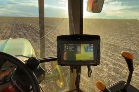 Piloto automático Trimble EZ-STEER andando na linha com sinal livre