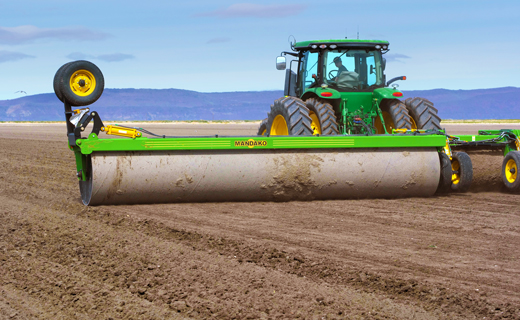 Un agricultor utiliza la pantalla Trimble GFX-1260 para gestionar la preparación de su terreno y del lecho de siembra.