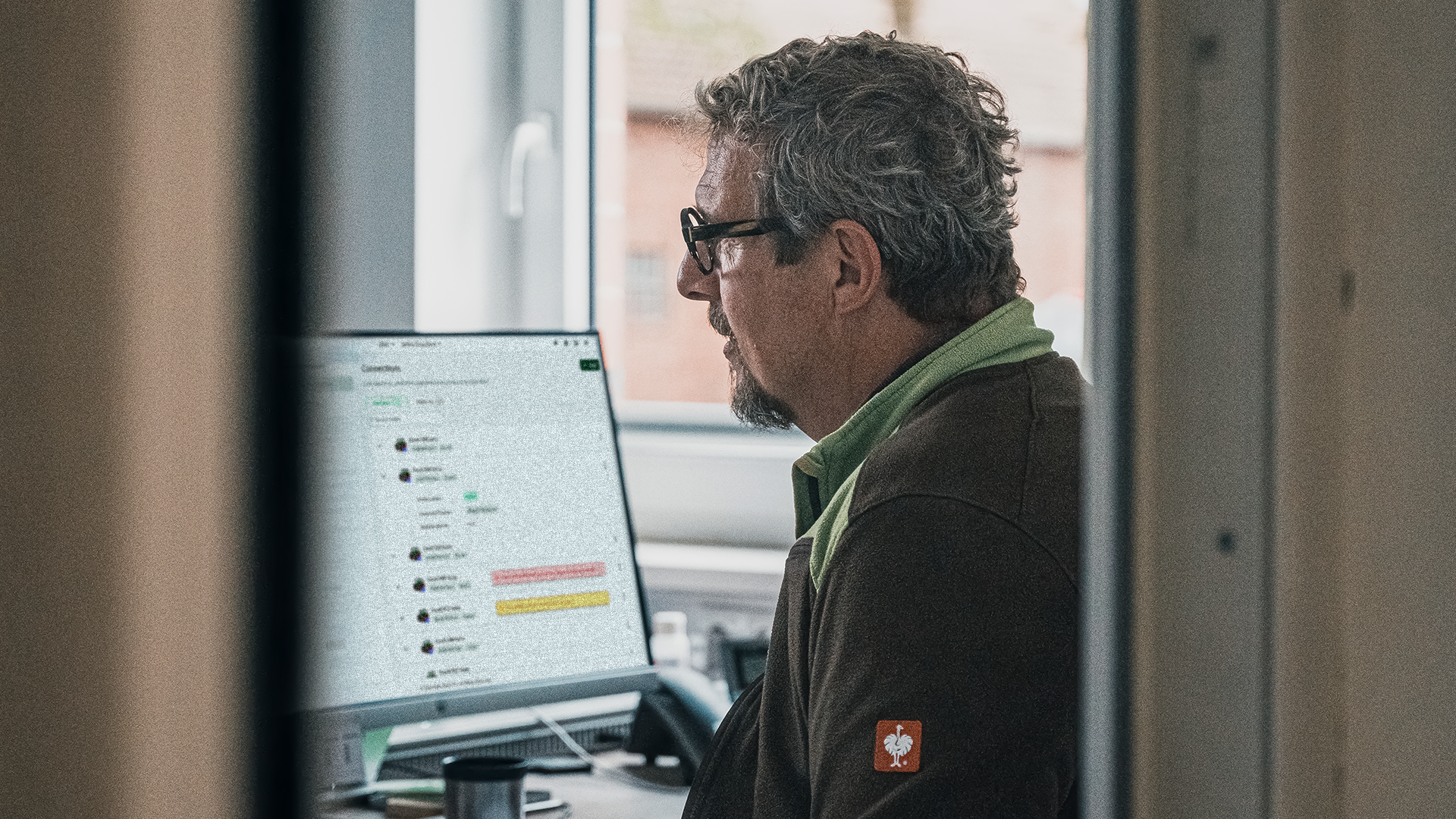 A man uses PTx FarmENGAGE on his office computer