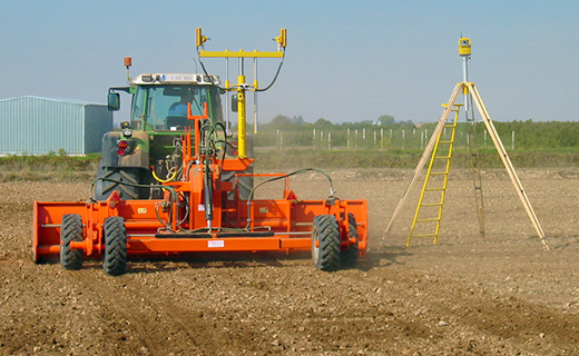 Un agricultor utiliza un láser Spectra Precision Serie GL700 para agregar exactitud a sus tareas agrícolas.