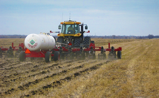 Un agricultor usa el sistema de control de líquidos Trimble Field-IQ ISOBUS para aplicar amoníaco anhidro.