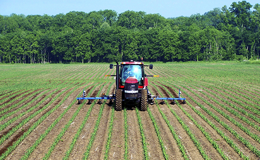Un agricultor utiliza el sistema de control de cultivos Trimble Field-IQ para añadir precisión a sus aplicaciones agrícolas.