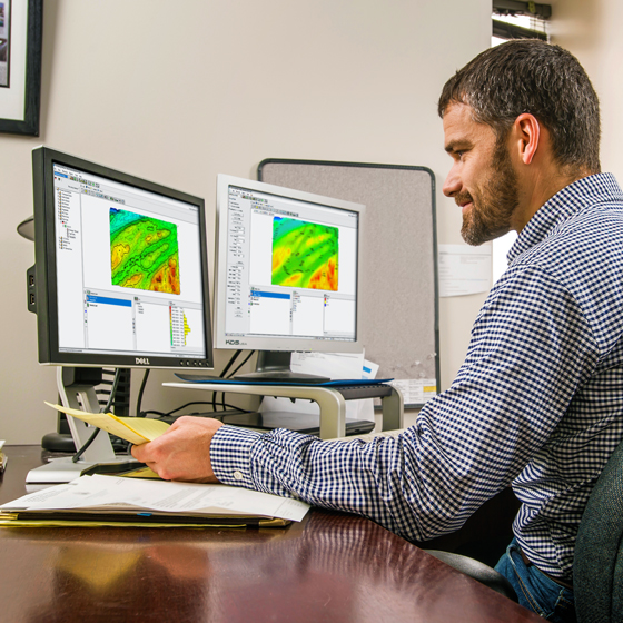 Un agricultor o contratista de movimientos de tierra utiliza el software de diseño Trimble WM-Subsurface para planificar su proyecto de drenaje.