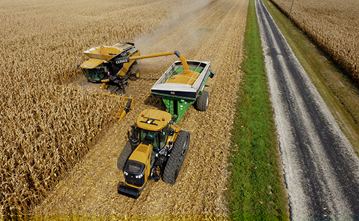 Ein Landwirt nutzt die Reihenführung RG-100 von Trimble für mehr Genauigkeit bei der Maisernte.