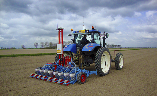 Un agricultor utiliza el sistema de dirección automática Trimble Autopilot para añadir precisión a  las actividades de plantación.