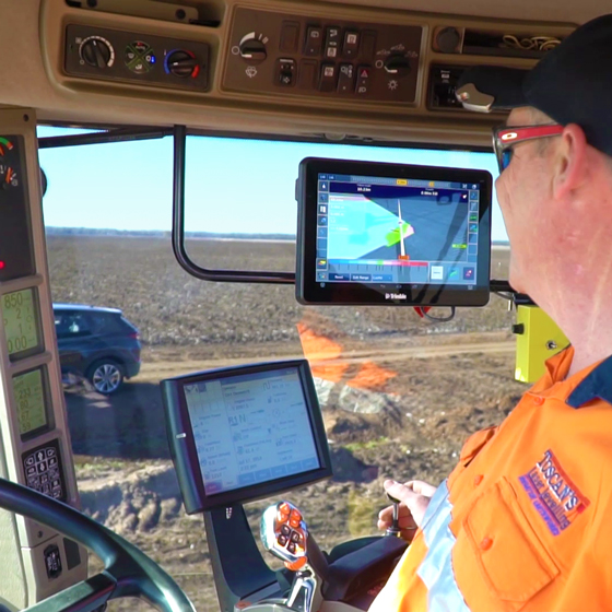 Un agricultor utiliza la pantalla Trimble TMX-2050 para sus actividades de modelado del terreno.