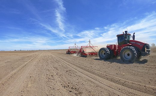 Un agricultor o contratista de movimientos de tierra usa VerticalPoint RTK para mejorar la exactitud vertical de sus proyectos de nivelación de terrenos.