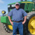 Landwirt Scott Seus vor seinem Traktor von John Deere.