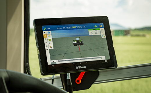 Un agricultor utiliza la pantalla Trimble GFX-750 para el esparcido de insumos.