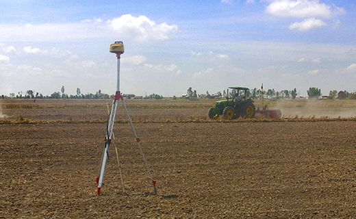 Un agricultor o contratista de movimientos de tierra usa el láser Spectra Precision AG402 para añadir precisión a las actividades de nivelación de terrenos.