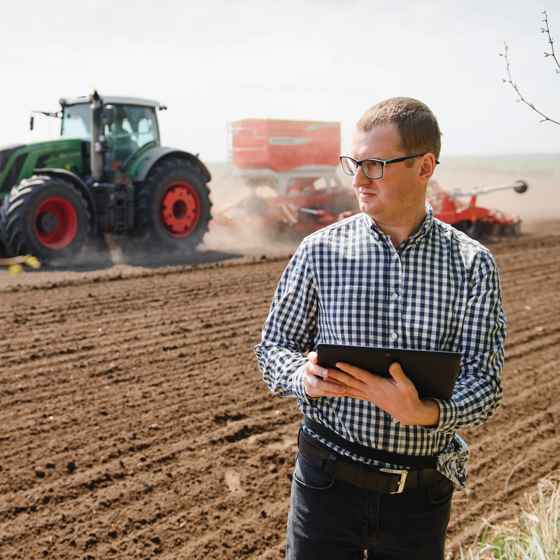 Ein Landwirt analysiert mit der Trimble Ag Software seine Betriebsdaten aus dem Büro.