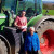 Sam Russell y uno de sus familiares posan frente a su tractor con la controladora de guiado Trimble NAV-900.