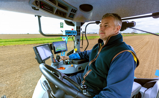 Un agricultor en el Reino Unido utiliza la pantalla GFX-1060 de Trimble al plantar.