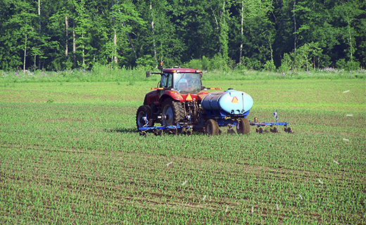 Un agricultor utiliza el sistema de control de cultivos Trimble Field-IQ para añadir precisión a sus aplicaciones agrícolas.