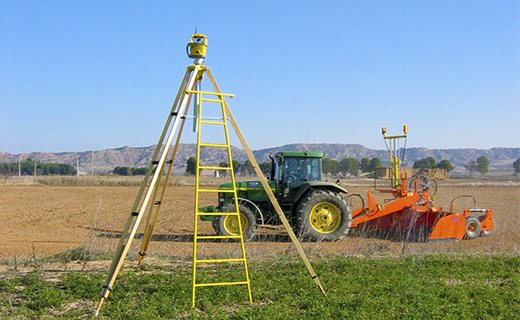 Ein Landwirt oder Erdbauunternehmer nutzt den Laser Spectra Precision GL600 für mehr Genauigkeit bei seinen Arbeiten zur Terraingestaltung.