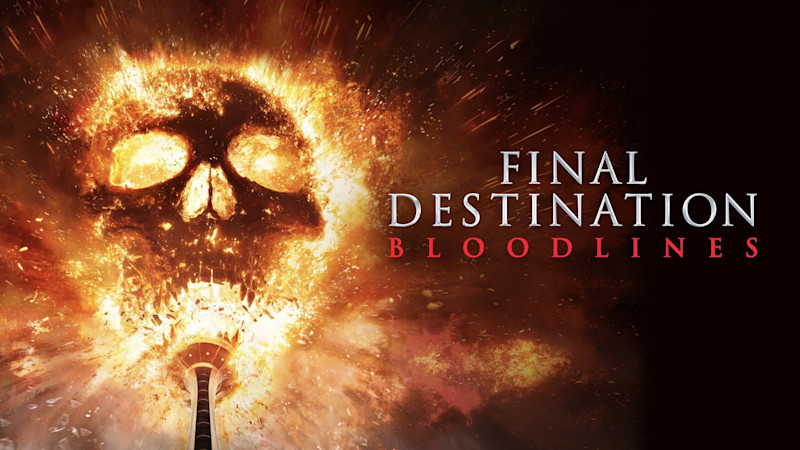 Filmaffisch för "Final Destination Bloodlines" med en brinnande dödskalle i explosiva orangea och röda toner.