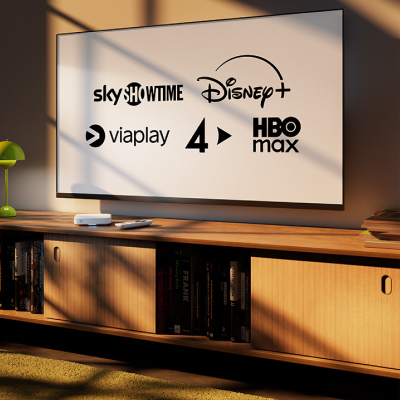 TV-skärm som visar logotyper för flera streamingtjänster: SkyShowtime, Disney+, Viaplay, TV4 Play och HBO Max på ett tv-bord.