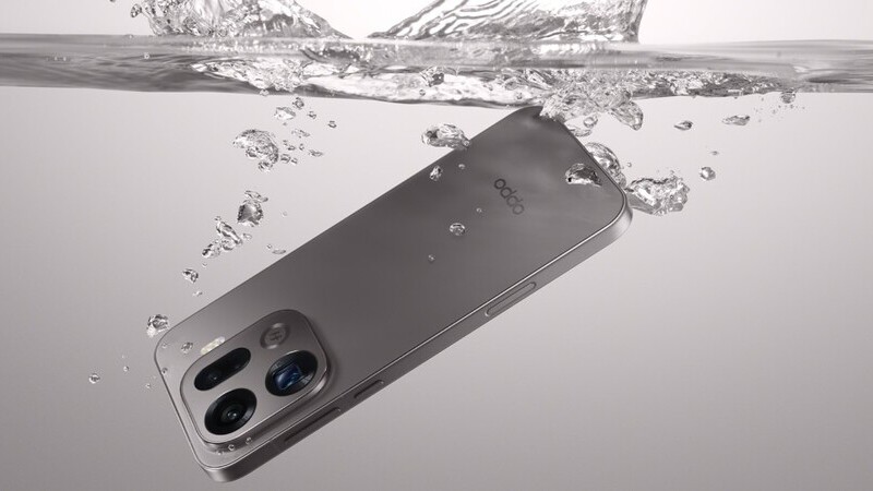 En silverfärgad smartphone av modell OPPO X9 Pro med fyra kameror på baksidan faller ner i klart vatten. 