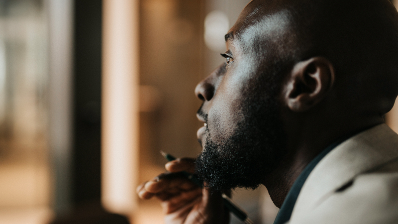 En man i profil på ett kontor. 