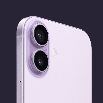 Baksidan på lila iPhone 17 mot en mörklila bakgrund