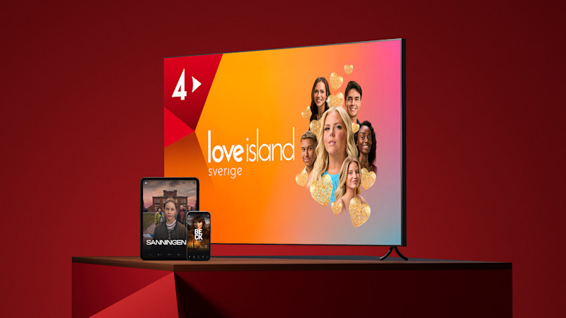 TV-skärm visar Love Island Sverige med deltagare omgivna av guldhjärtan, bredvid står mobil och surfplatta med andra program.