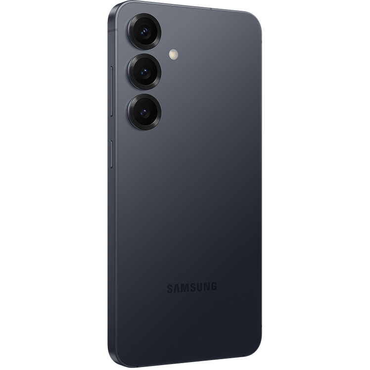 Mörkgrå Samsung-smartphone sedd bakifrån med tre kameralinser placerade vertikalt i övre vänstra hörnet.