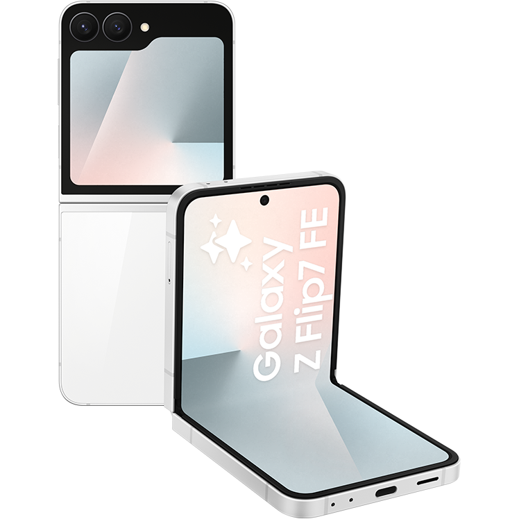 Samsung Galaxy Z Flip7 FE i vitt, visad i två varianter. I bakgrunden baksidan i uppvikt läge. Snett framför den står en mobil i halvöppen position framifrån, med skärm och omslagsdisplay synliga.