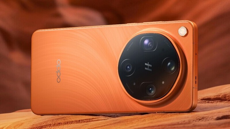En orangefärgad mobil av märke OPPO Find X9 Ultra mot en orange berggrund. 