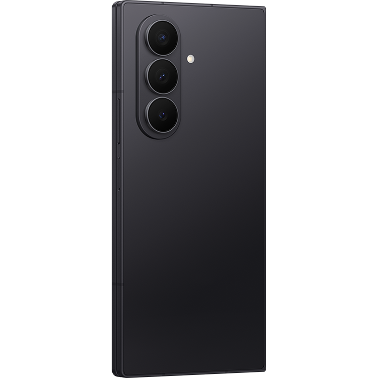 Samsung Galaxy Z Fold7 i svart, visad snett bakifrån med trippelkamera tydligt framträdande.