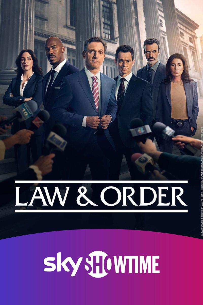 Grupp i kostym framför domstolsbyggnad möter pressen. TV-serien Law & Order visas på SkyShowtime.
