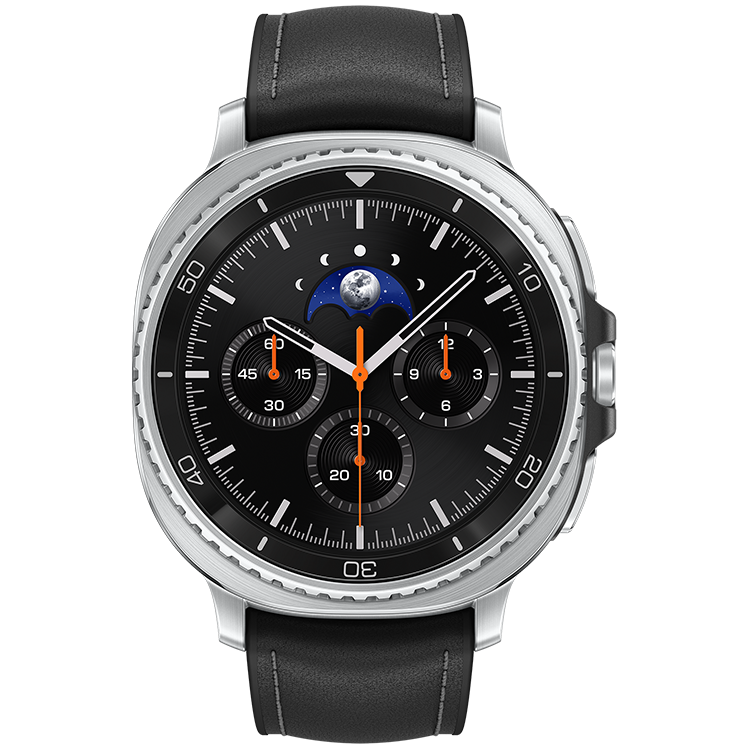 Galaxy Watch8 Classic sett framifrån med svart urtavla, tre kronografer, månfasindikator och svart läderarmband i sportig lyxdesign.