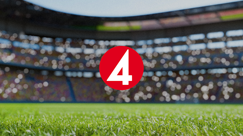 TV4:s röda logotyp med siffran 4 framför en suddig fotbollsstadion med grönt gräs i förgrunden.