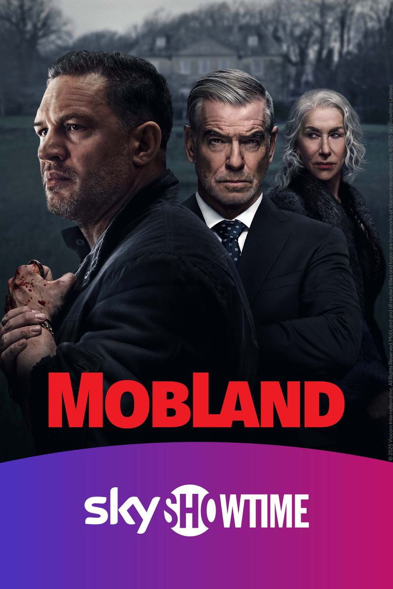 Tre personer i dramatisk pose mot mörk bakgrund. Blodig hand i förgrunden. TV-serien Mobland från SkyShowtime.