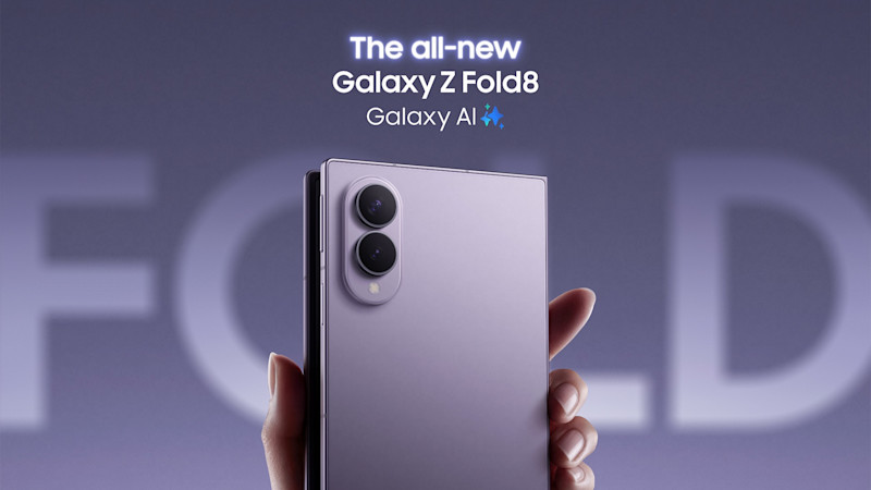 En hand håller upp Samsung Galaxy Z Fold8 i lila färg med dubbla kameror, mot lila bakgrund med texten Galaxy AI.